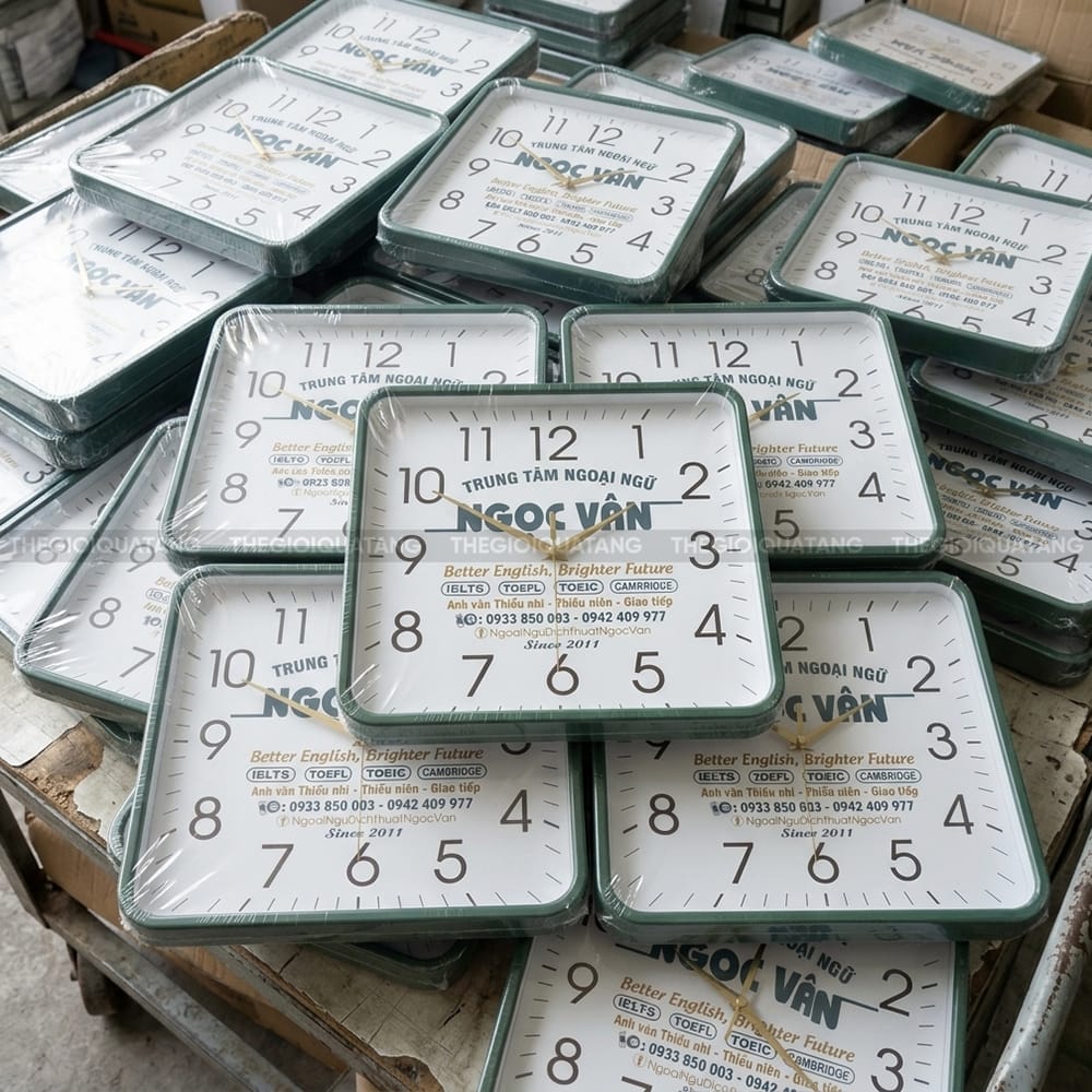 Đồng hồ treo tường vuông đẹp tinh tế 2