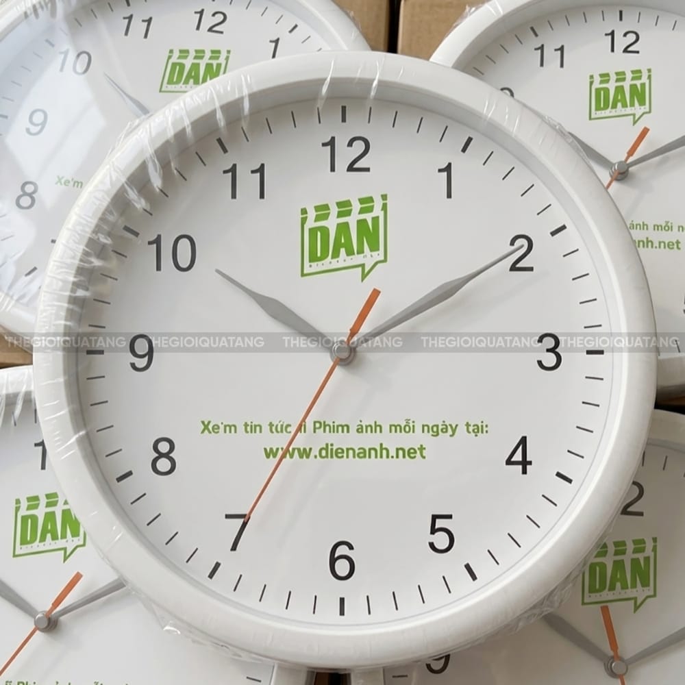 In logo lên đồng hồ treo thương hiệu DAN 1