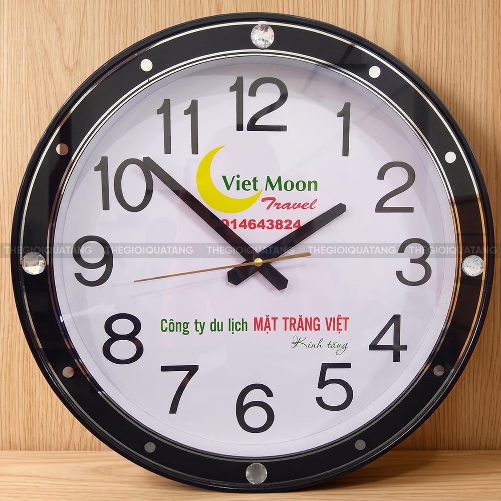 In logo lên đồng hồ treo thương hiệu VietmonTravel 1