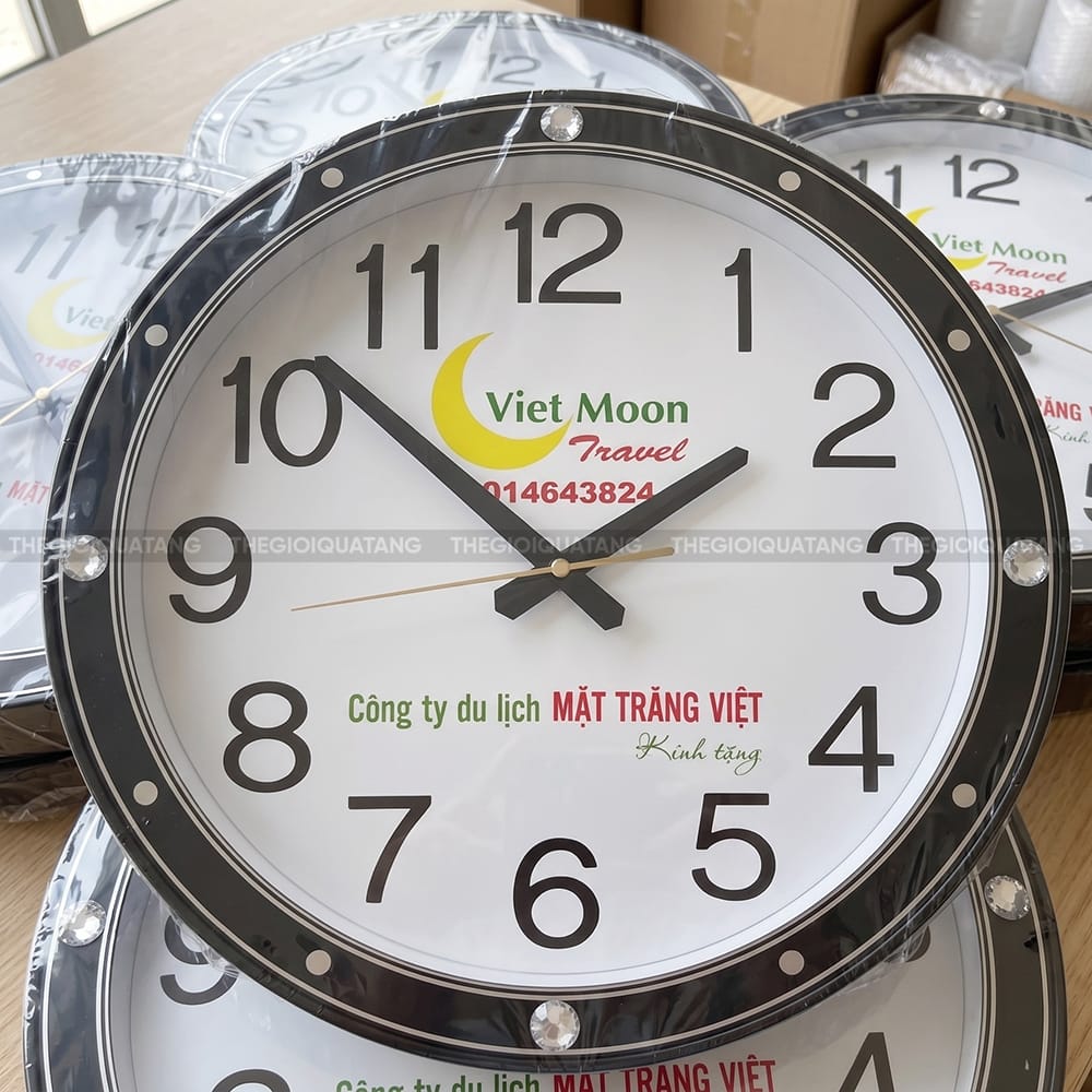 In logo lên đồng hồ treo thương hiệu VietmonTravel 6