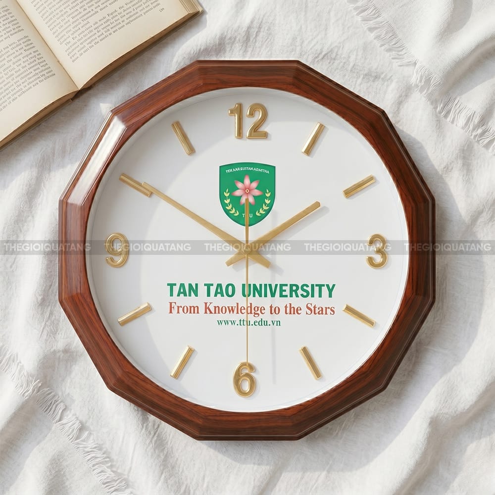 Mẫu đồng hồ treo tường in logo Tan Tao University 1