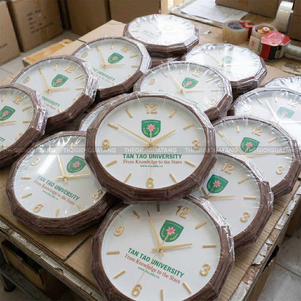 Mẫu đồng hồ treo tường in logo Tan Tao University 4